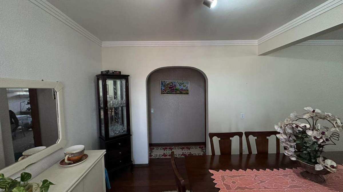  - Apartamento à venda no Edifício Tacaiú em Goiânia, Setor Sul, com 3 quartos, sendo 1 suite, com 227m² e 2 vagas de garagem.