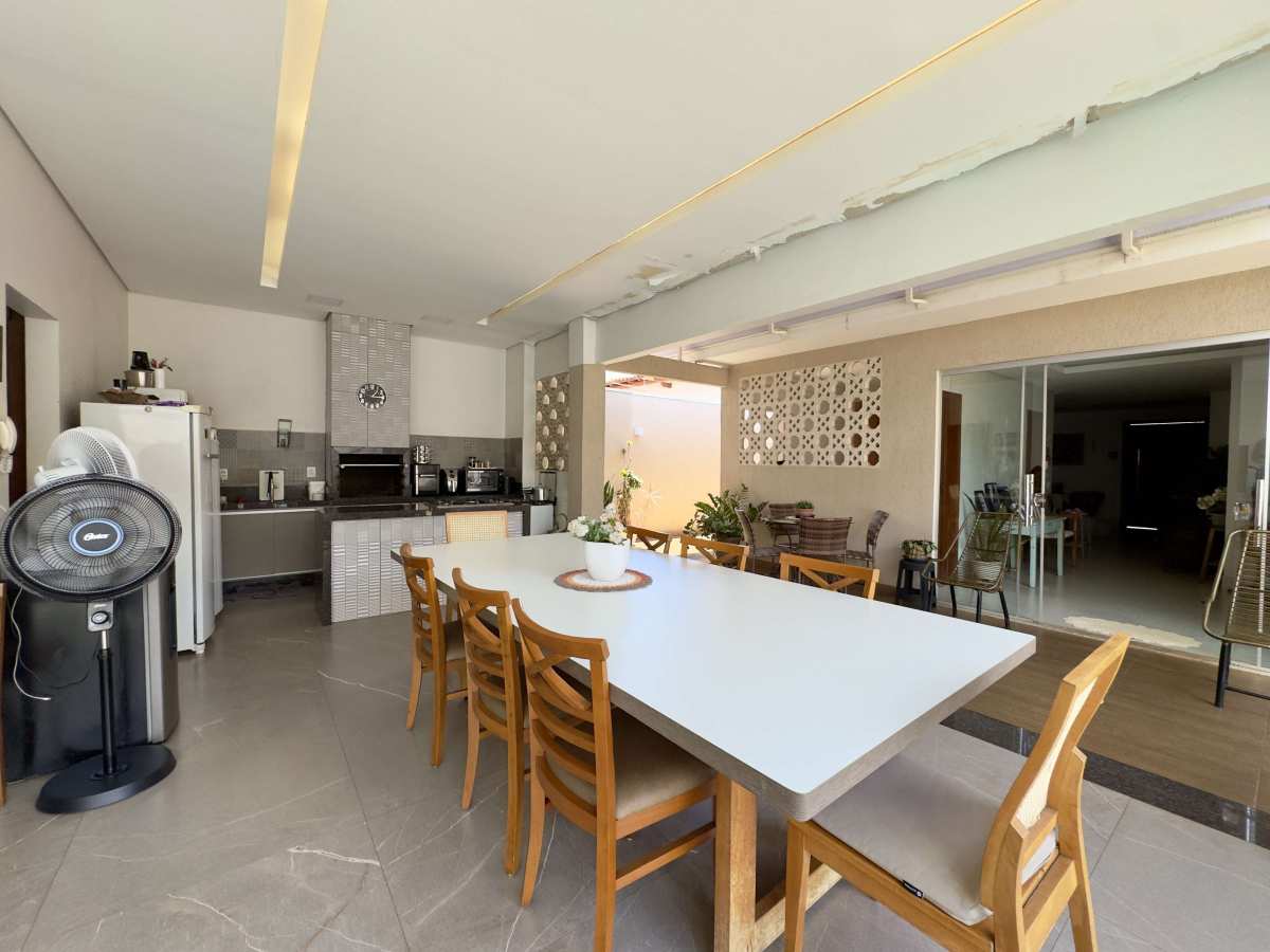  - Casa à venda, com 3 quartos, 216m² no Coimbra