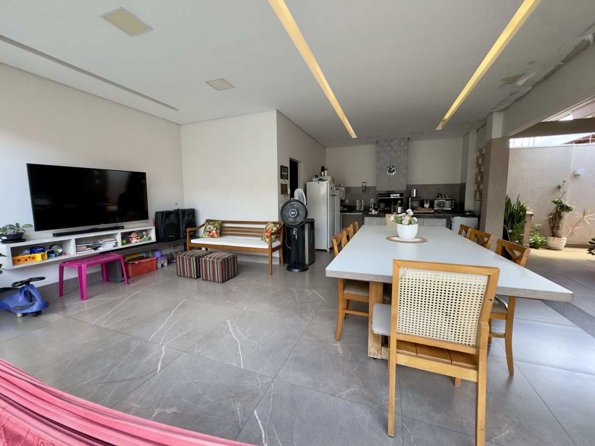  - Casa à venda, com 3 quartos, 216m² no Coimbra