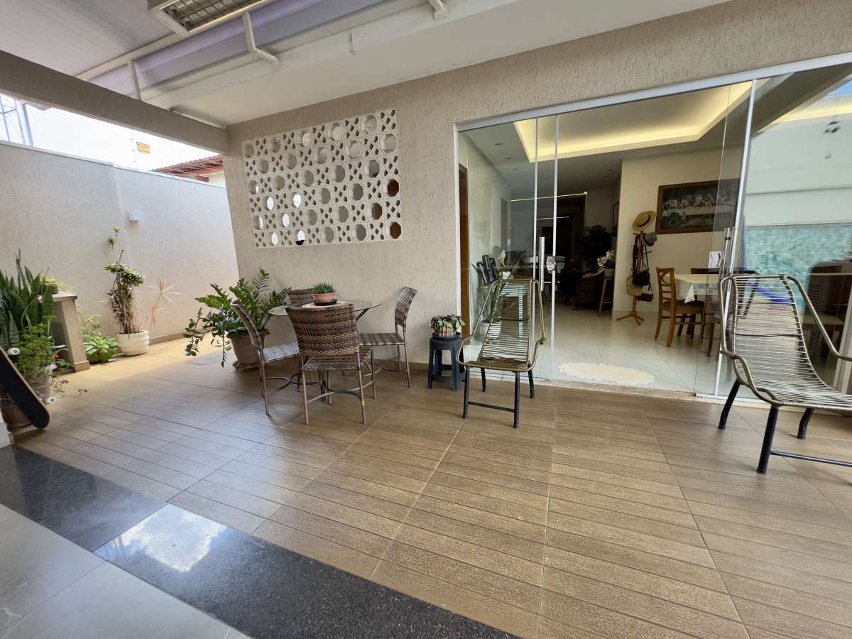  - Casa à venda, com 3 quartos, 216m² no Coimbra